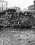 Partita di pallanuoto nelle acque del Tronco Maestro, ai piedi della sponda del Caffè Cento Città d'Italia, al Bassanello luglio 1921
